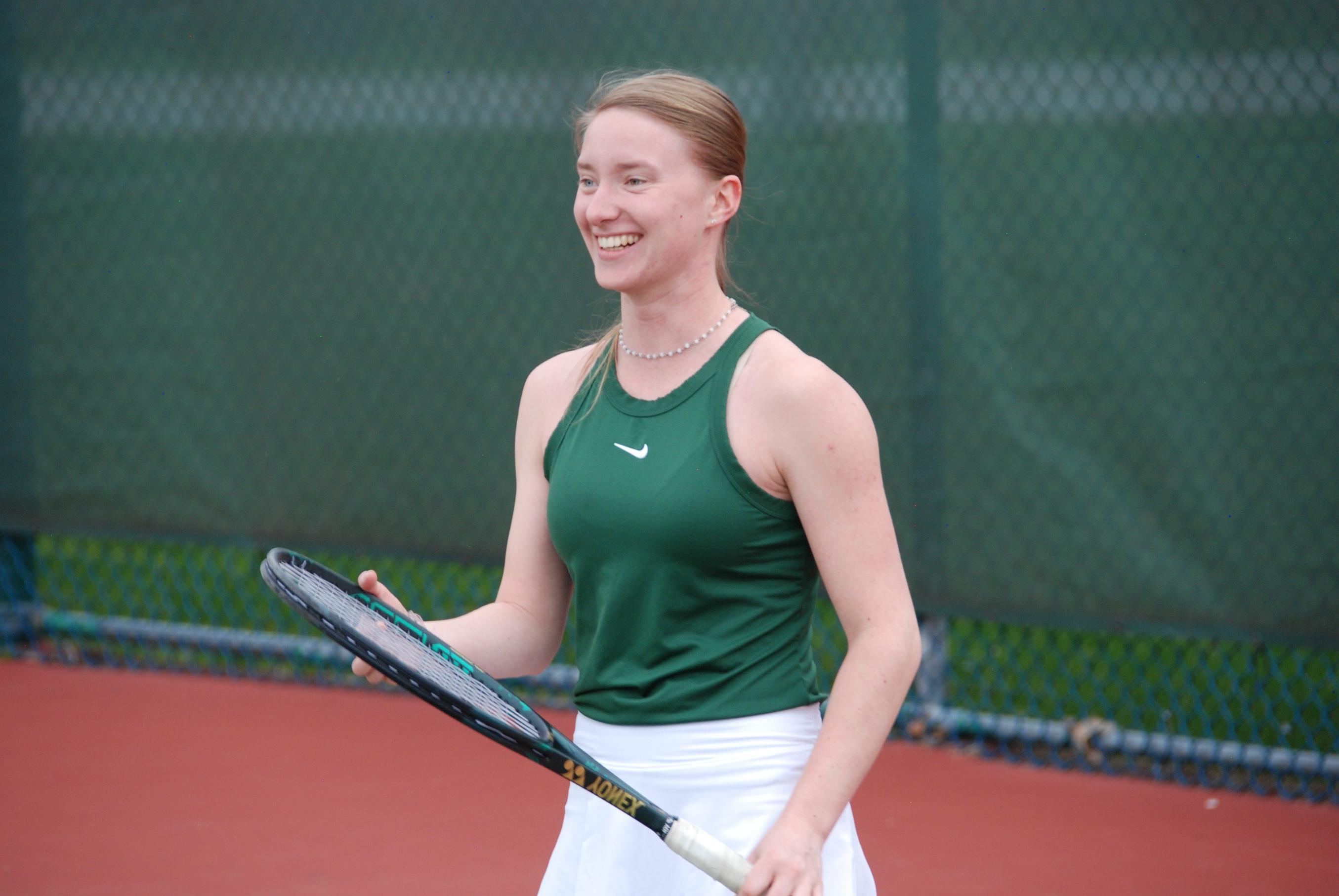 凯瑟琳·阿尔姆奎斯特，24岁, co-captain of Skidmore’s tennis team